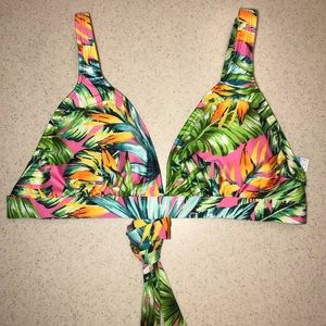 🌴3/$20 NWT Cleanwater Bikini Top Hawaiian Print